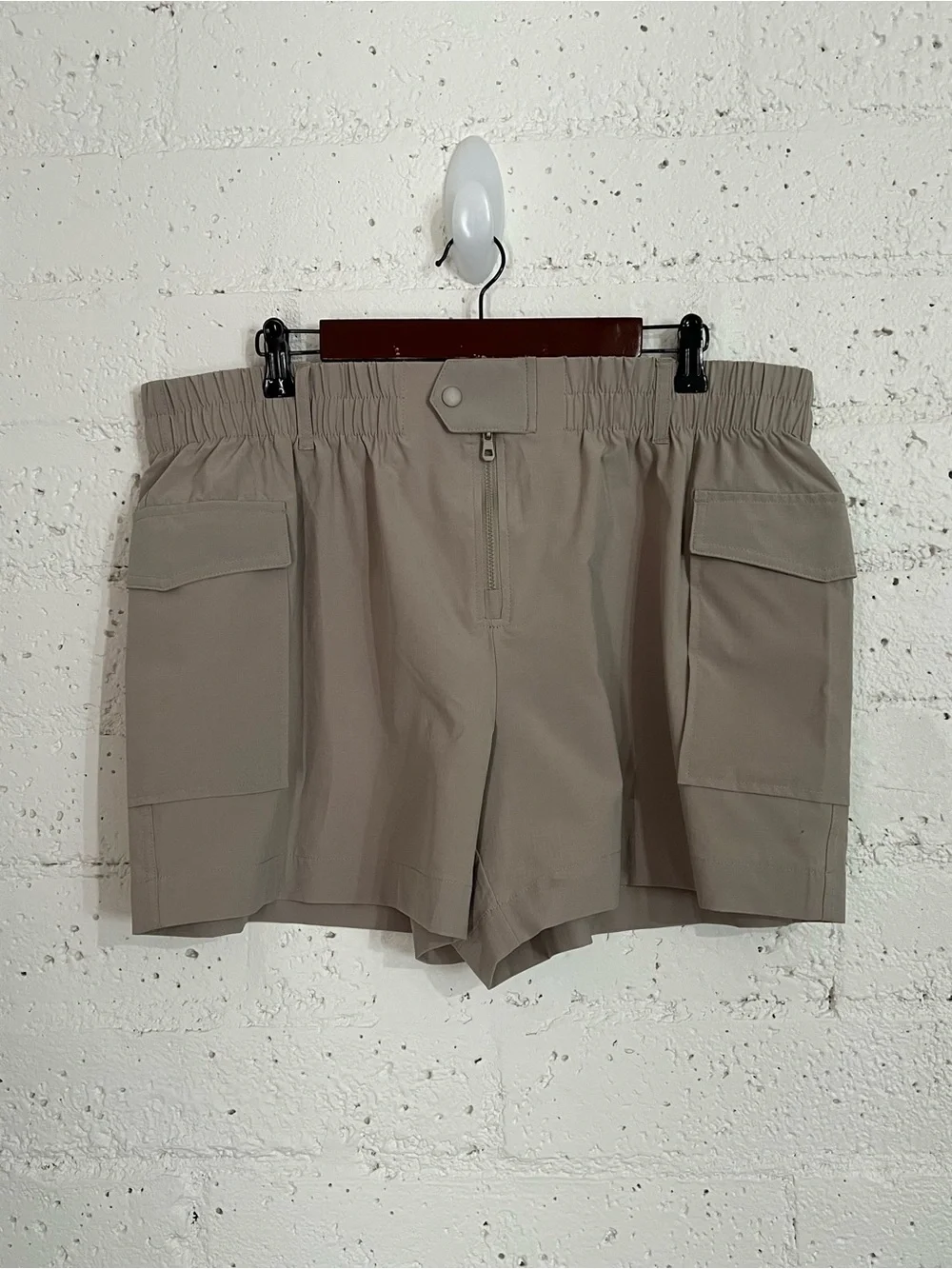 Avia Womens Athletic Shorts XL 16-18 Tan Cargo Elastic Waistband Flap Pockets